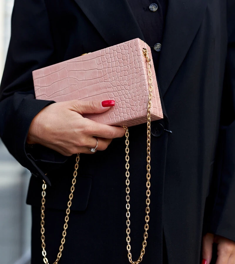 Różowa torebka typu ,,kuferek'' na łańcuszku Dratche