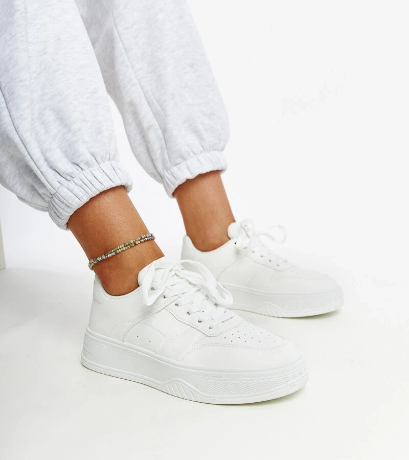Białe sneakersy na grubszej podeszwie Rafida