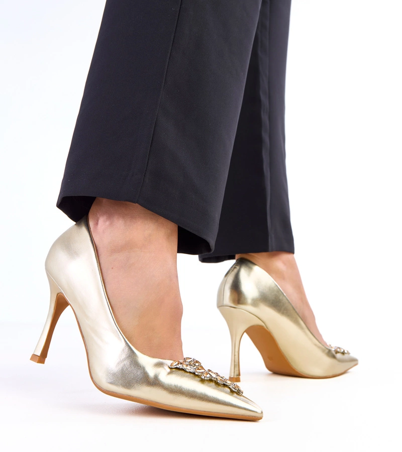 Złote lakierowane szpilki zdobione cyrkoniami Almana