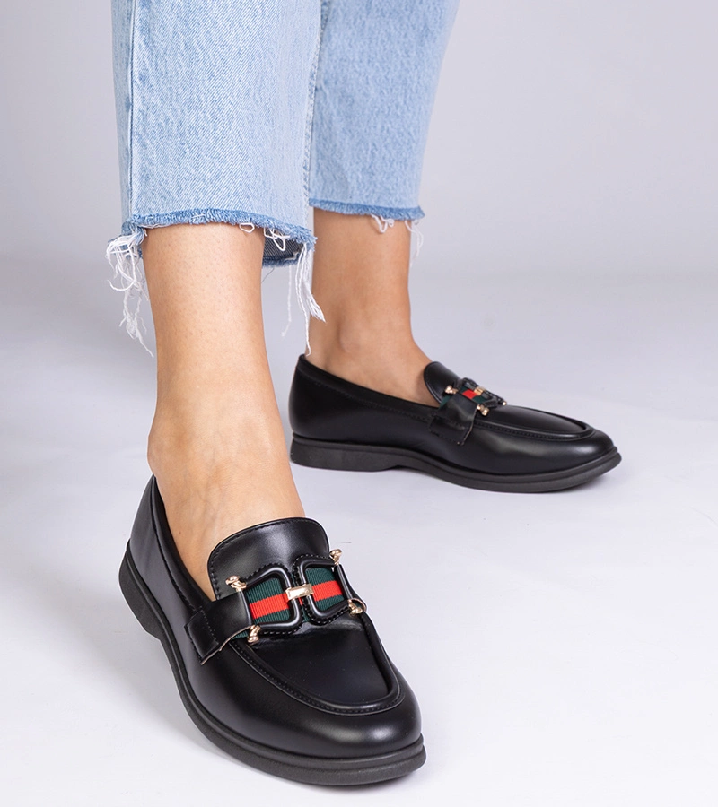 Czarne mokasyny z ekoskóry z ozdobą Kalenda