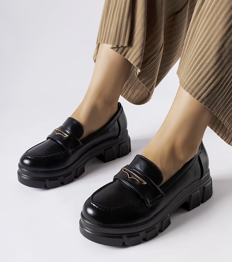 Czarne mokasyny z widocznym bieżnikiem Fuori