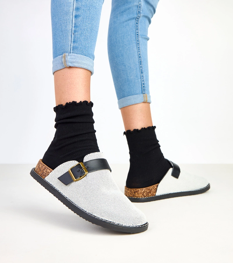 Czarne kapcie na korkowej platformie ze sprzączką Polly