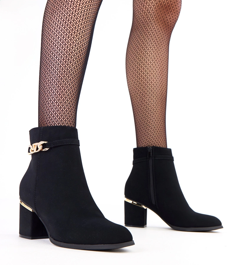 Czarne botki ze złotą ozdobą z ekoskóry matowej Klares