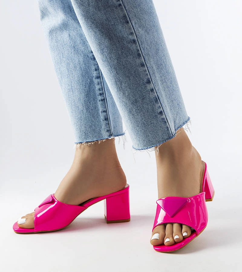 Różowe lakierowane klapki na słupku Branch