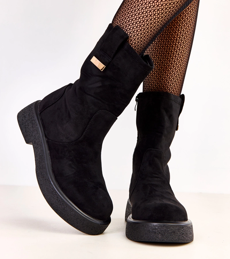 Czarne botki ekozamszowe ze złotą ozdobą Mileda