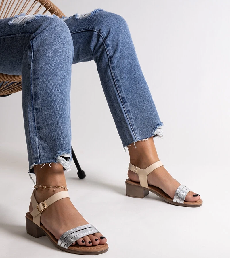 Srebrne sandały na niskim obcasie Salsabi