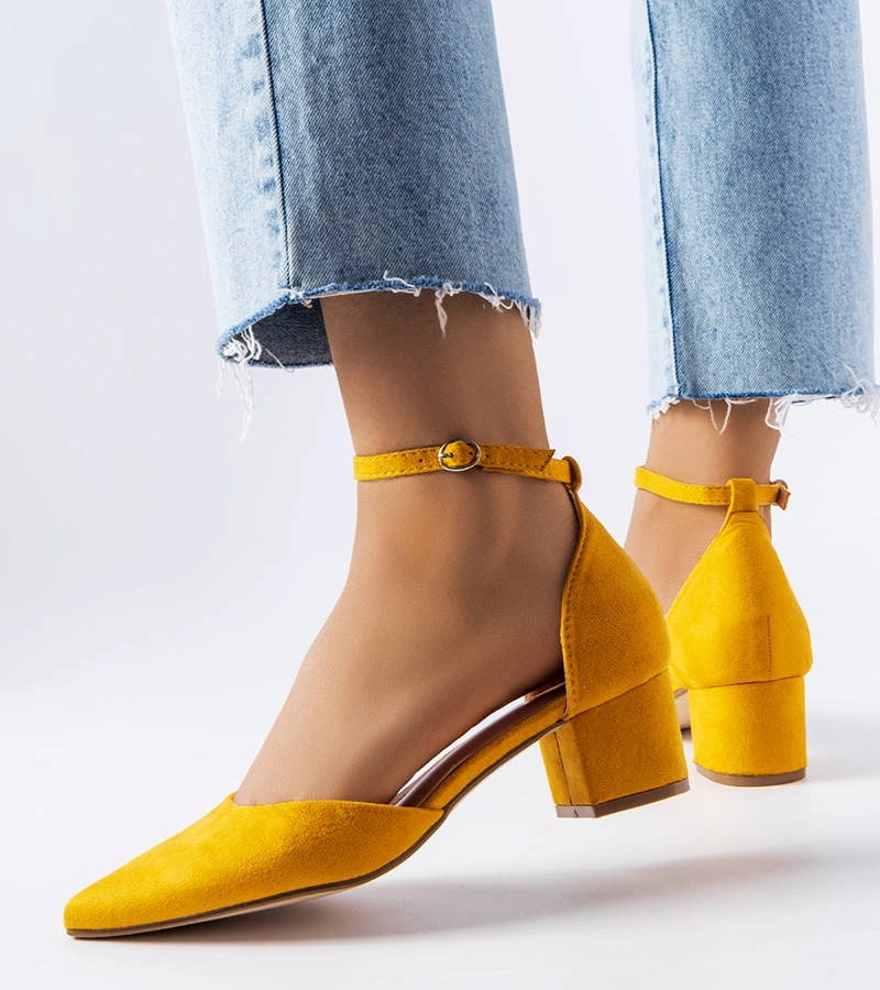 Żółte czółenka na słupku Annely