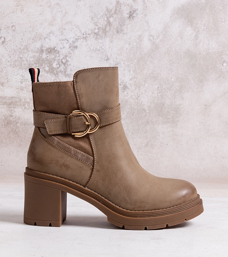 Ciemnobeżowe botki na słupku Mirka