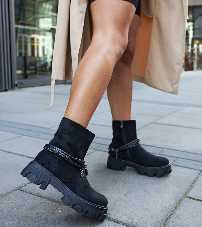 Czarne botki z ozdobną bransoletką Meraldo