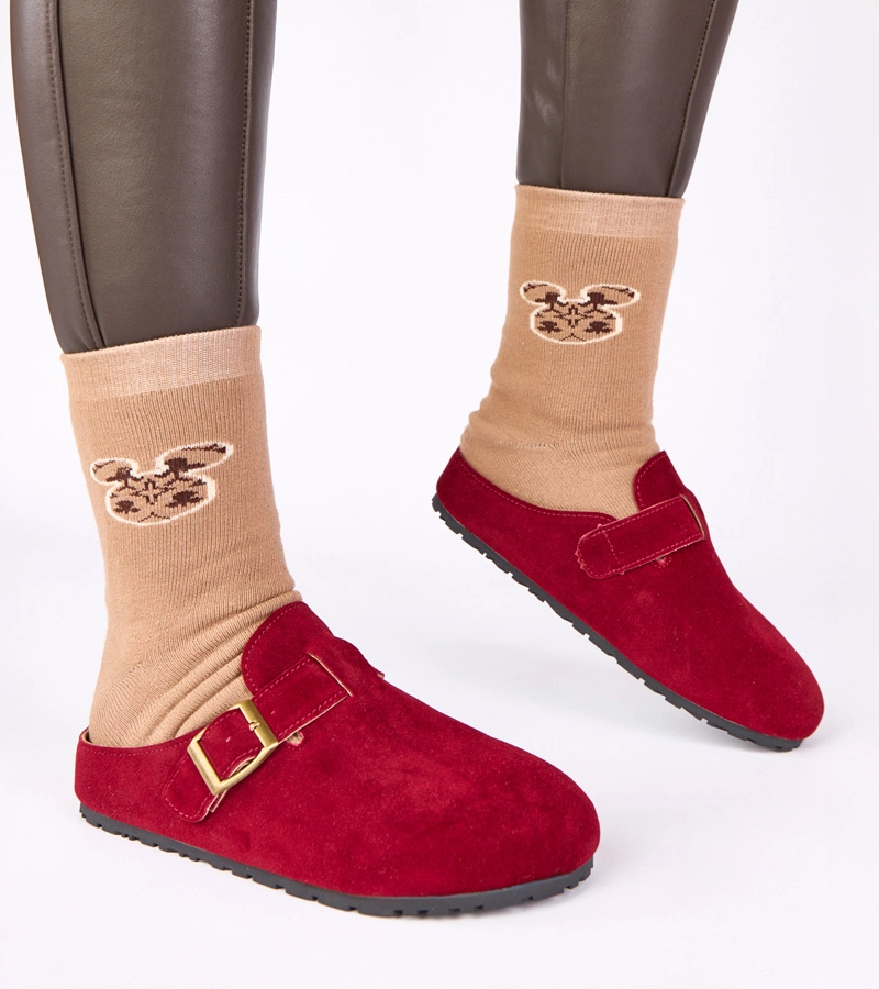 Bordowe mule z ozdobną klamrą Atoria