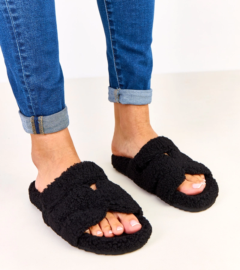 Czarne futrzane kapcie z otwartym przodem Felissa