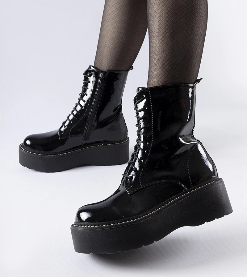 Czarne lakierowane workery na platformie Leos