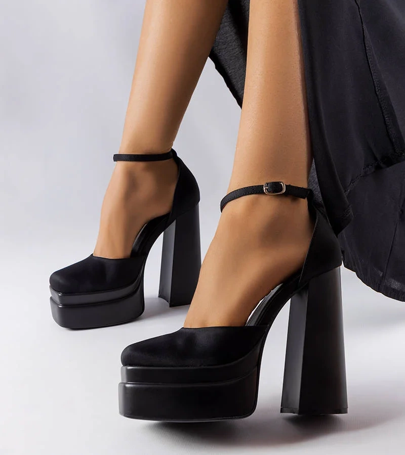 Czarne czółenka na wysokim słupku Romines