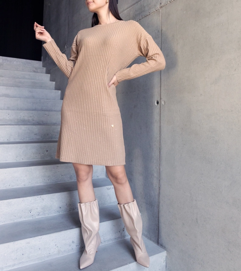 Beżowa sukienka midi z połyskiem Kadyra