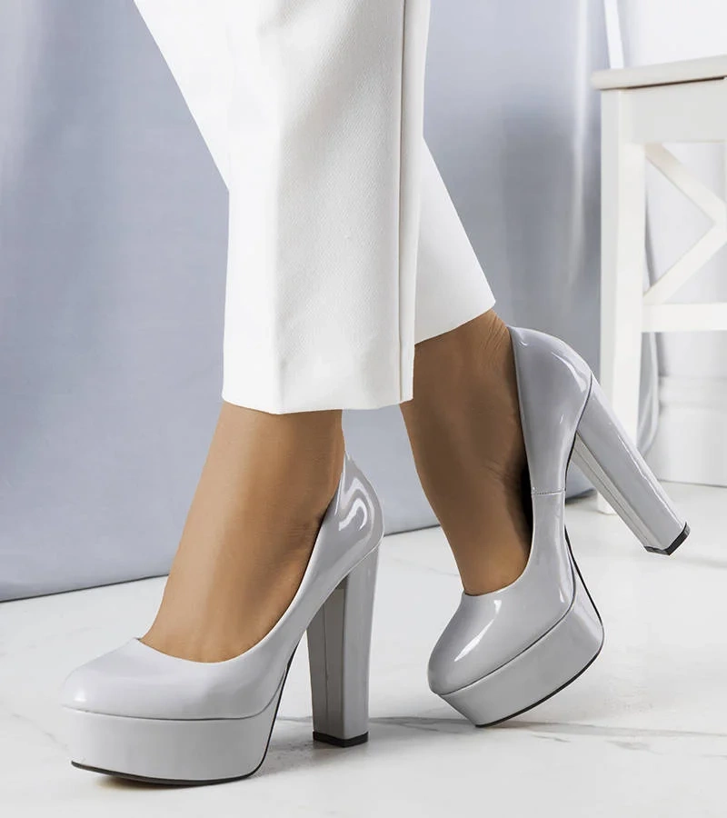 Szare czółenka na wysokim słupku Kari