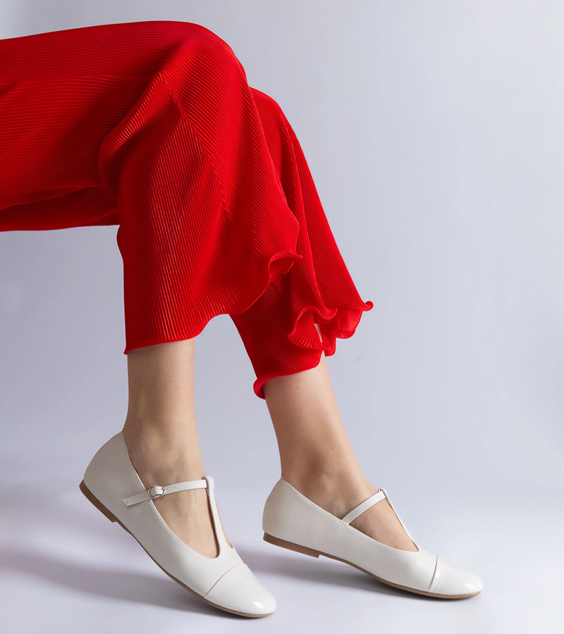 Białe balerinki z lakierowanym noskiem Gloriana