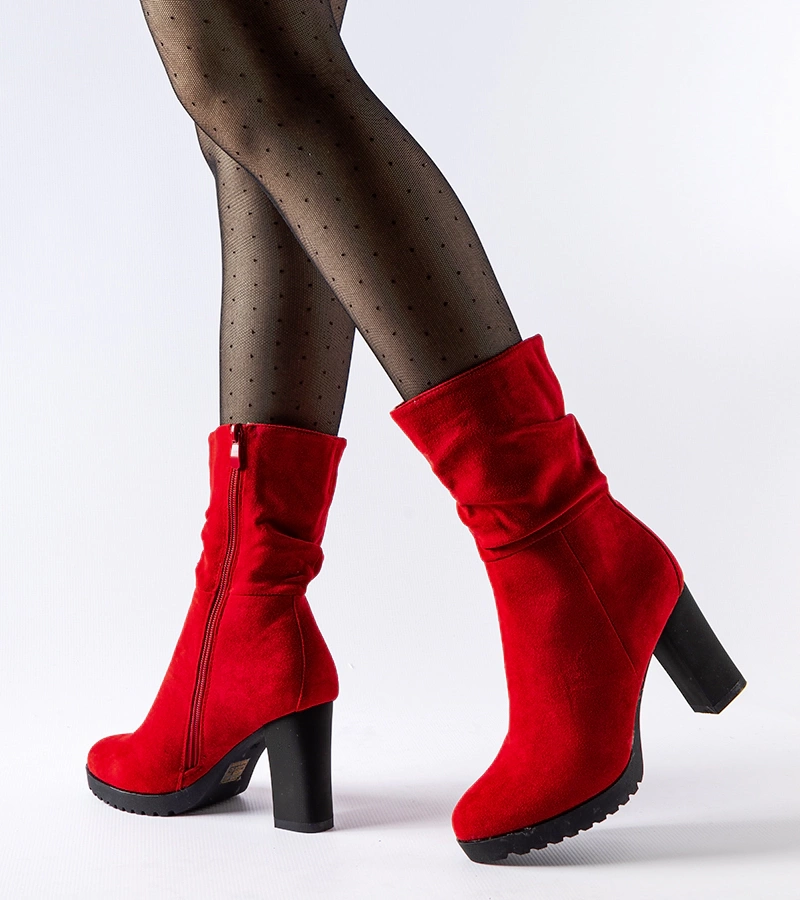 Czerwone ocieplane botki na słupku Vigilio