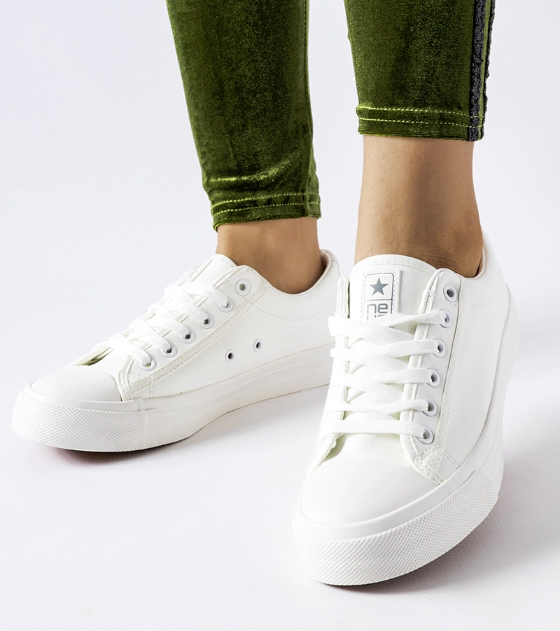 Białe klasyczne trampki Mushirah