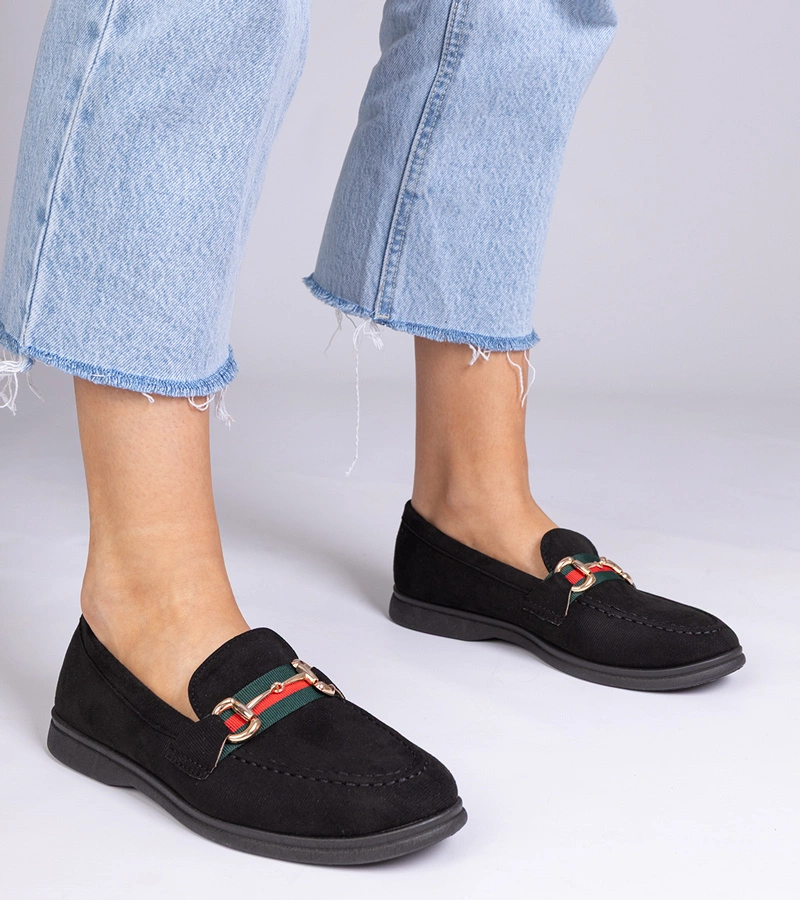 Czarne mokasyny z ekozamszu ze złotą ozdobą Daliana