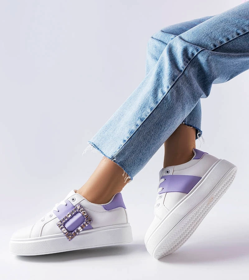 Białe sneakersy zdobione fioletową klamerką Ike