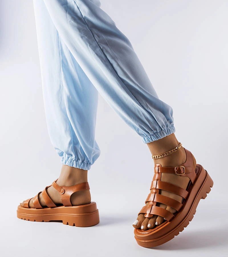 Camelowe sandały na traktowej podeszwie Saidi