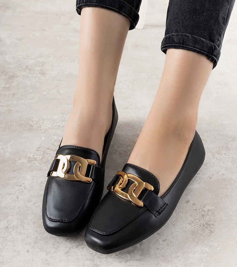 Czarne mokasyny z złotą ozdobą Hashtag