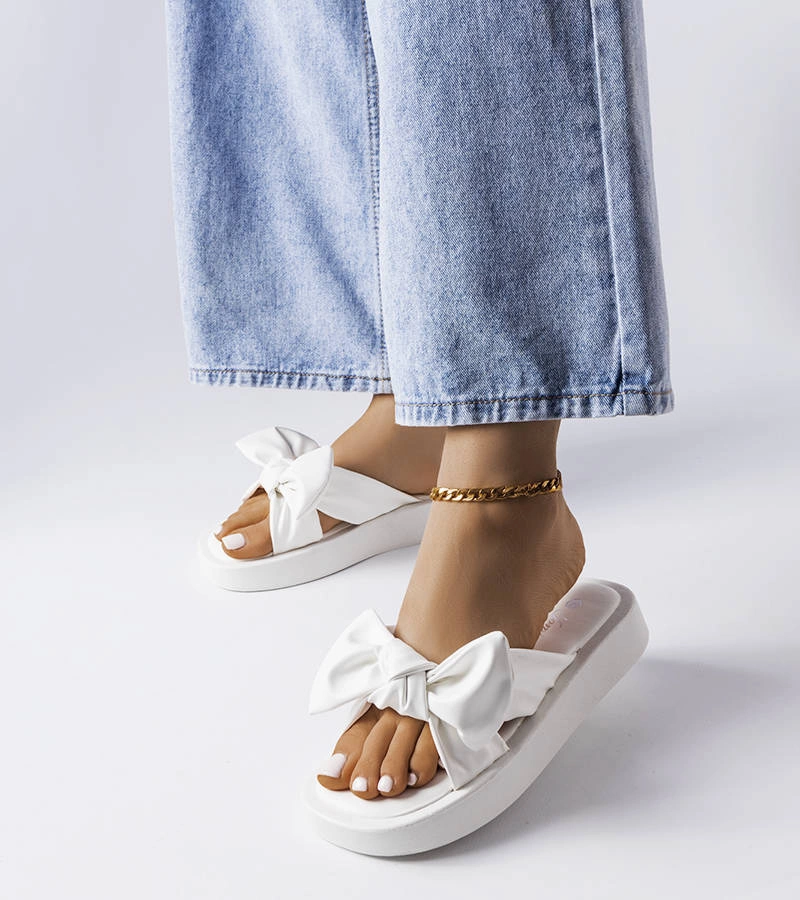 Białe klapki na platformie z kokardką Edvard