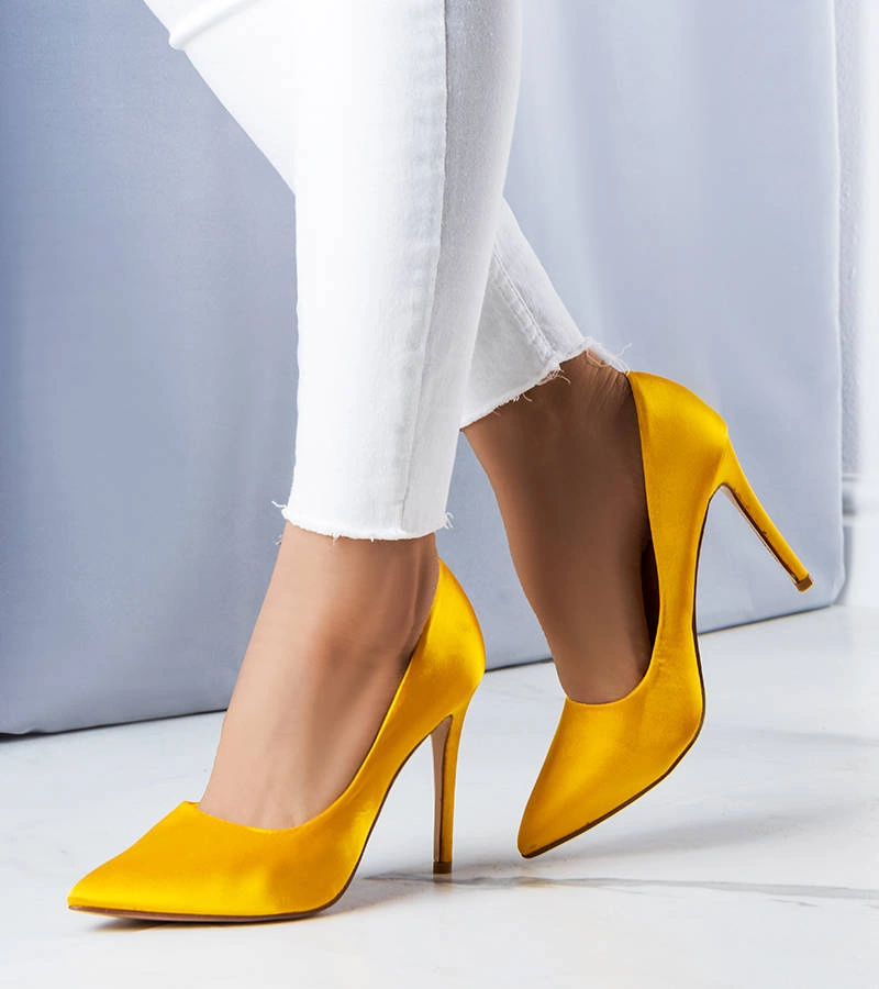 Żółte szpilki o satynowym wykończeniu Lochlan