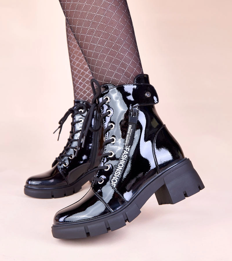 Czarne botki lakierowane na klocku z ozdobnym suwakiem Ailis