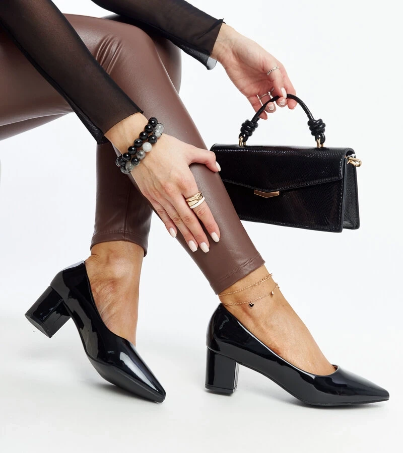 Czarne lakierowane czółenka na obcasie Ognjenka