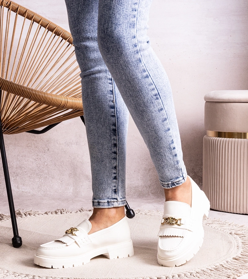 Białe półbuty ze złotą klamerką Anielania