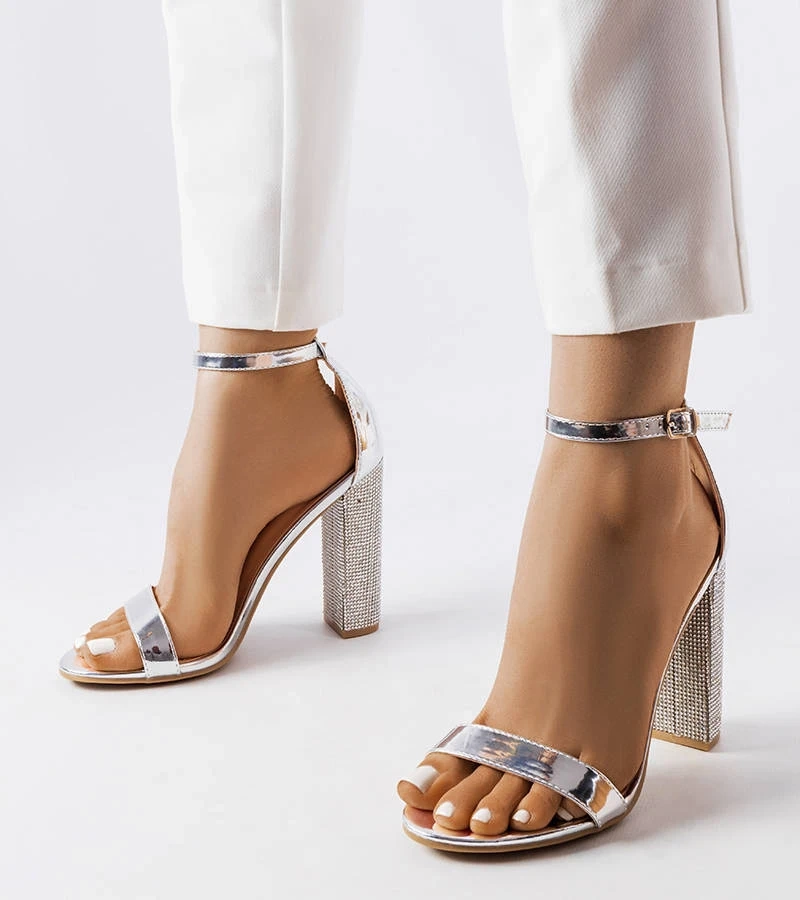 Srebrne sandałki na ozdobnym słupku Rette