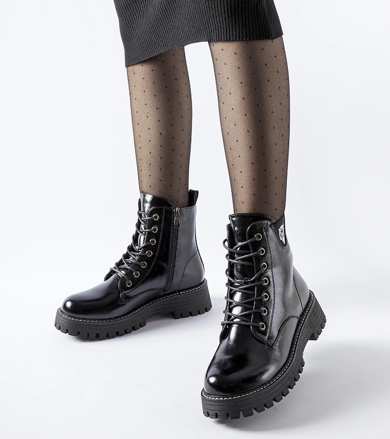 Czarne ocieplane lakierowane workery Bungana