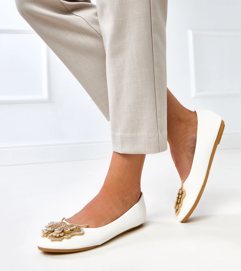 Białe balerinki z ozdobnym motylem Gruca