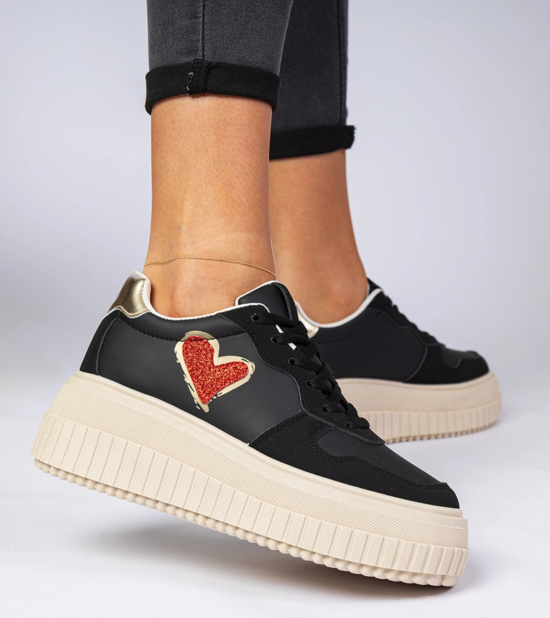 Czarne sneakersy damskie z brokatowym serduszkiem Laira