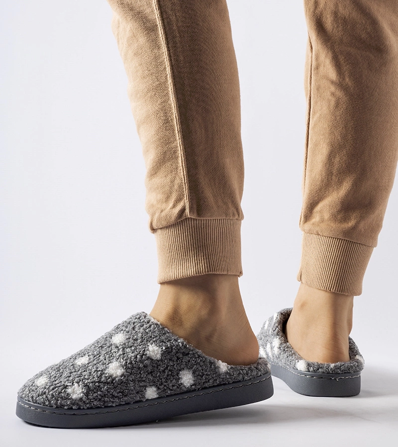 Szare ciepłe kapcie w białe kropki Laino