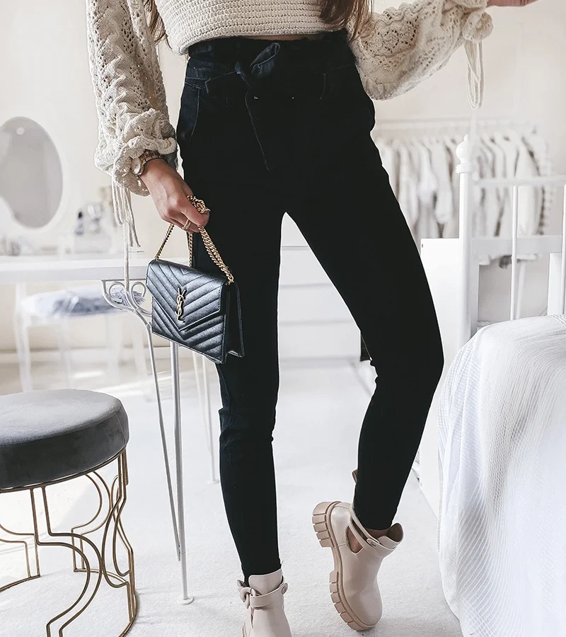 Czarne jeansy z wysokim stanem Lamara