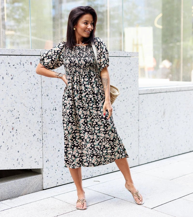 Czarna sukienka midi w kwiatki Cocci