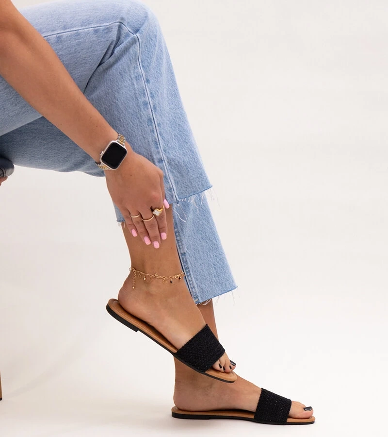 Czarne haftowane klapki Marika