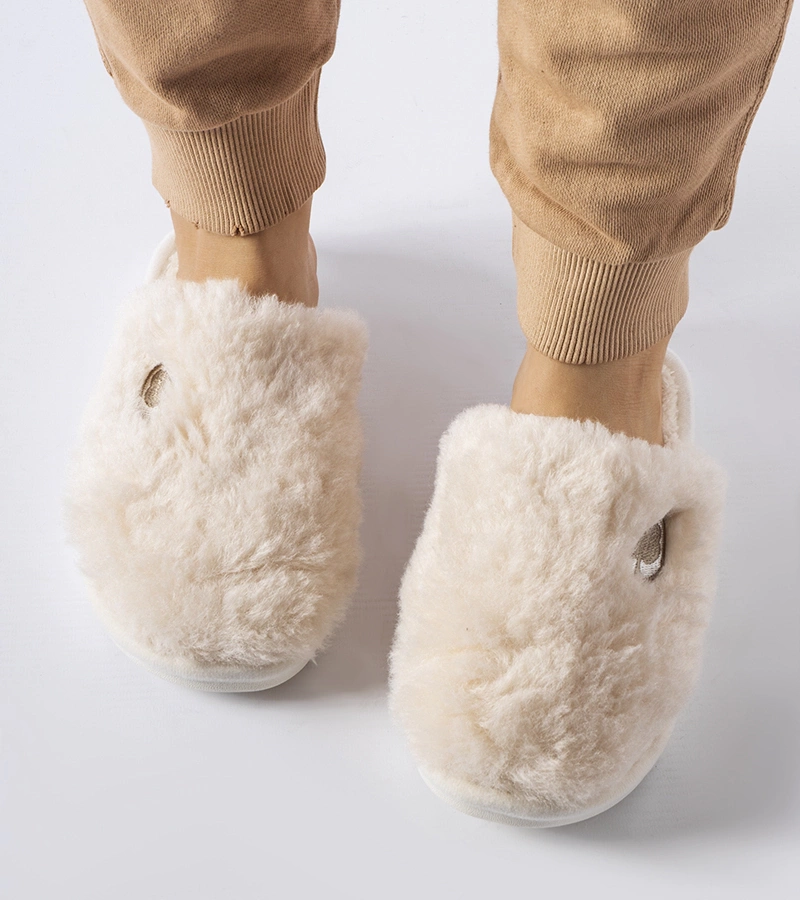 Beżowe ciepłe kapcie z naszywką Alessio