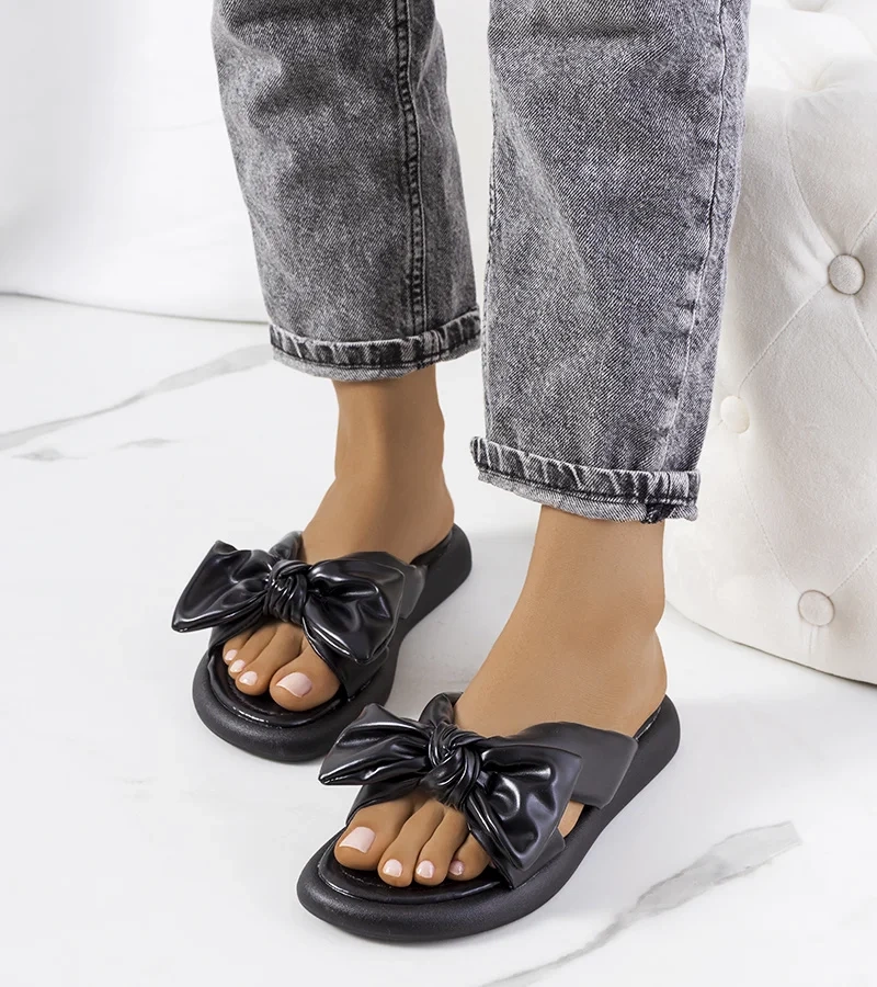 Czarne klapki z kokardką Roio