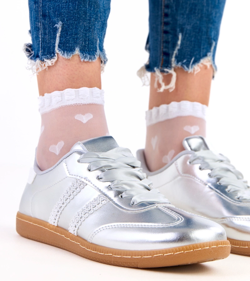 Srebrne sneakersy damskie z satynowymi sznurówkami Madres