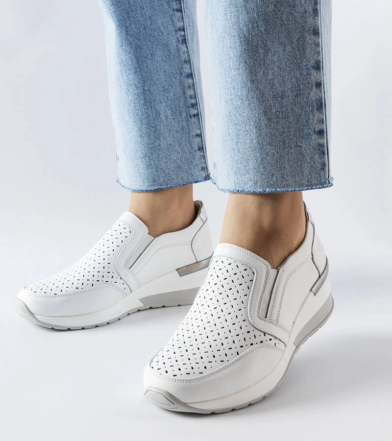 Białe ażurowe sneakersy na koturnie Vernon