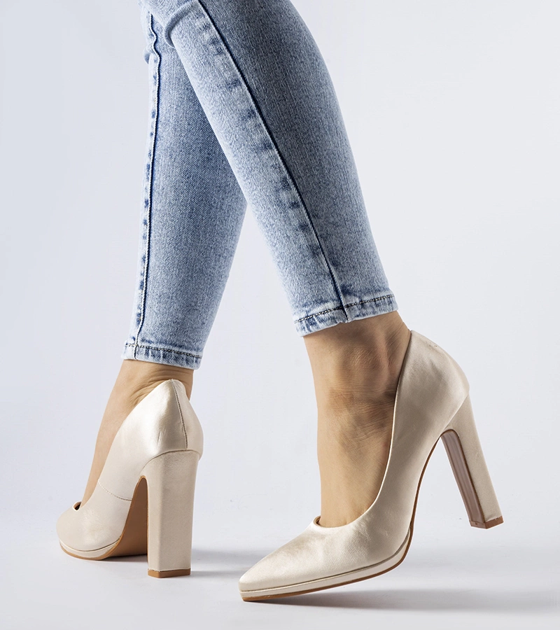 Beżowe satynowe czółenka na słupku Rivers