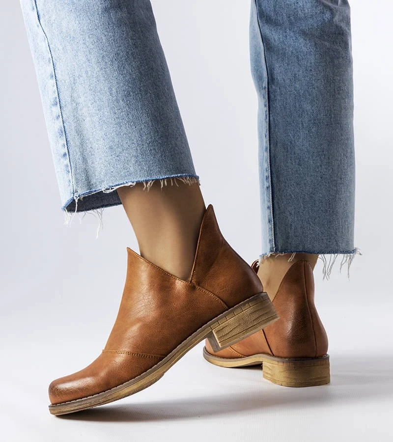 Brązowe botki z nieregularną cholewką Lacombe