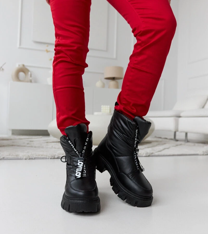 Czarne ocieplane śniegowce z napisami Eulalia