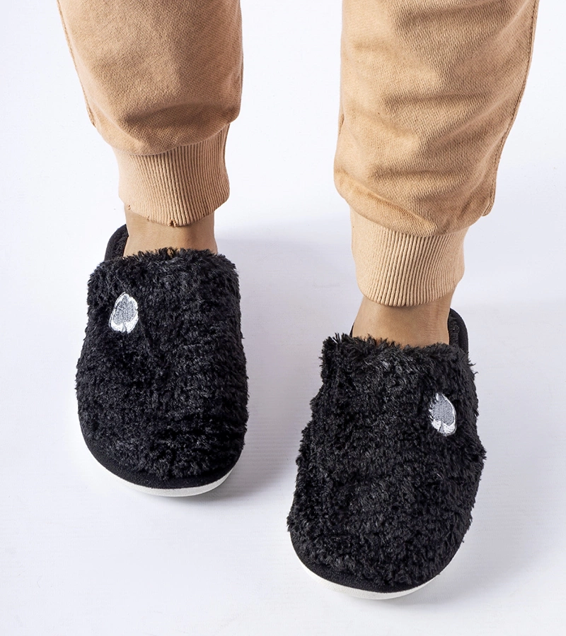 Czarne ciepłe kapcie z naszywką Alessio
