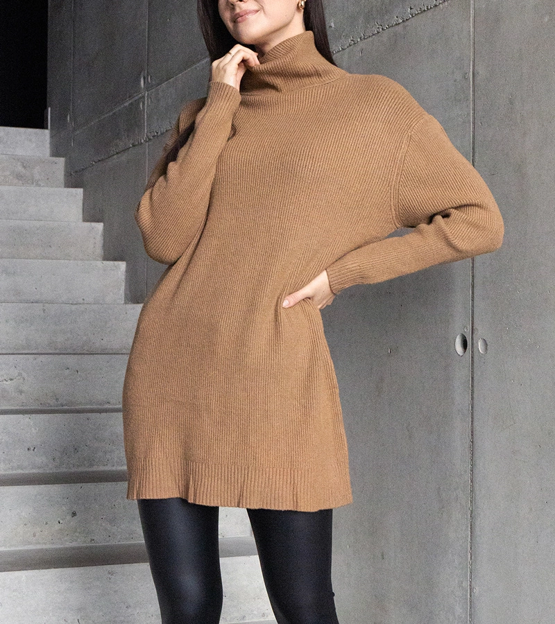 Długi brązowy miękki sweter z golfem Kali