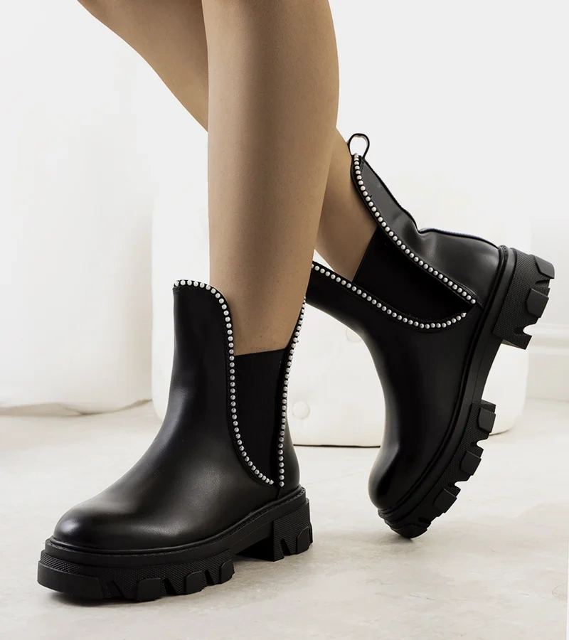 Czarne botki na traktorowej podeszwie Fermo