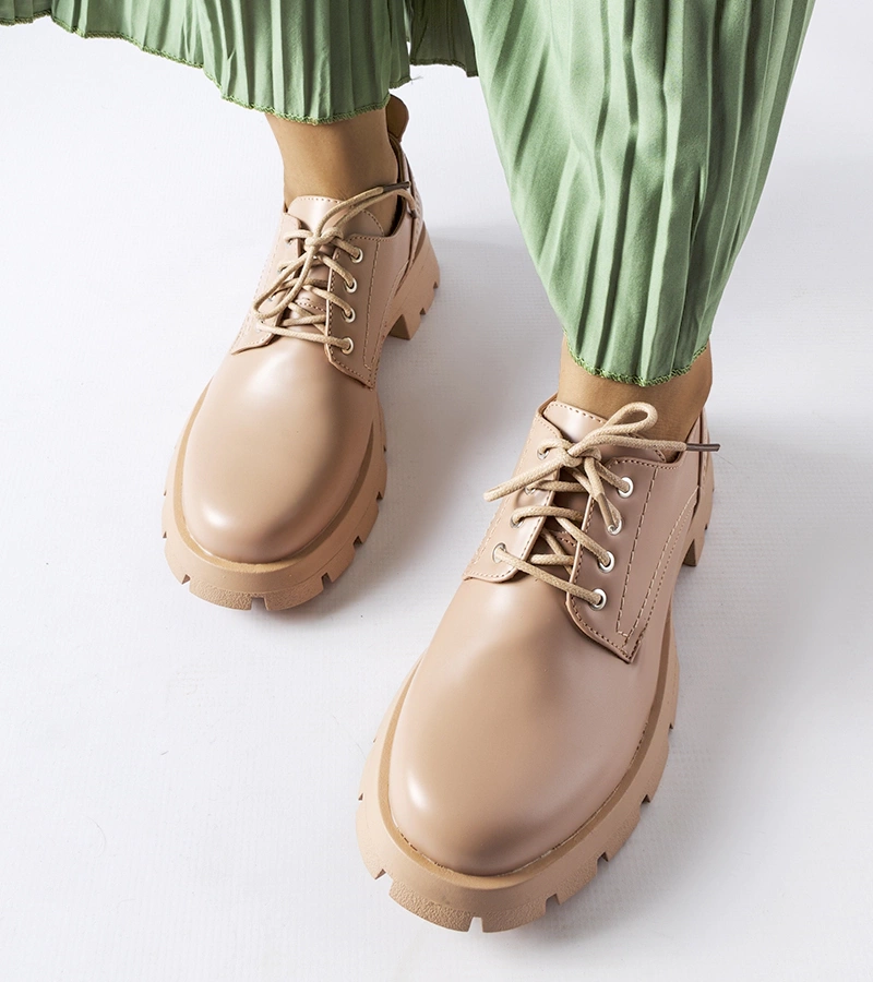 Beżowe półbuty o matowym wykończeniu Charleston